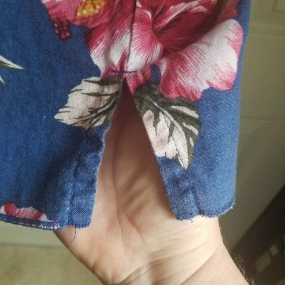 Oleg Cassini Blue Capris with Pink Hibiscus Flowers Size Med - Picture 7 of 7